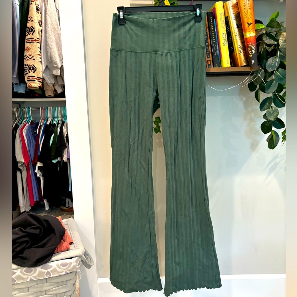 Aerie offline flare leggings size M medium green